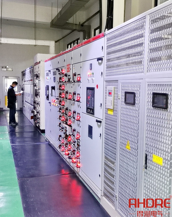低壓開關柜運維工作現場.jpg